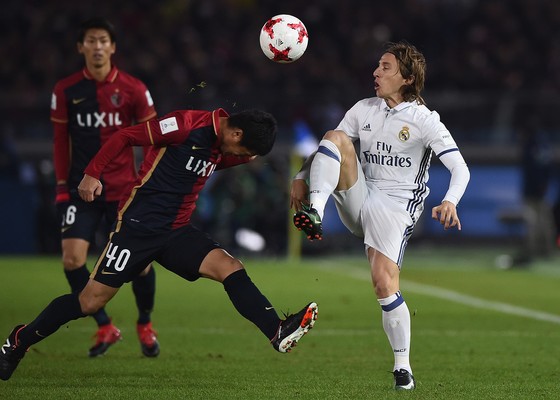 Luka Modric (phải, Real Madrid) trong trận chung kết 2016 với Kashima