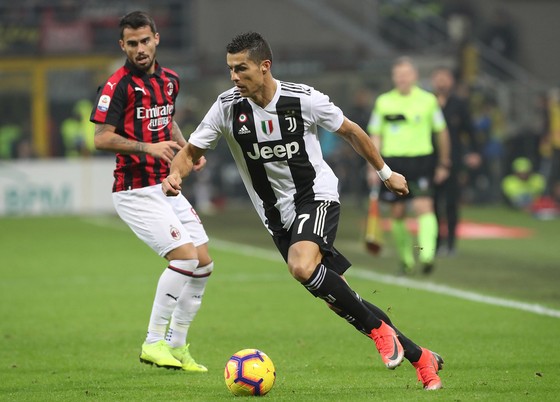 Ronaldo ghi bàn vào lưới AC Milan ngay trên sân San Siro.