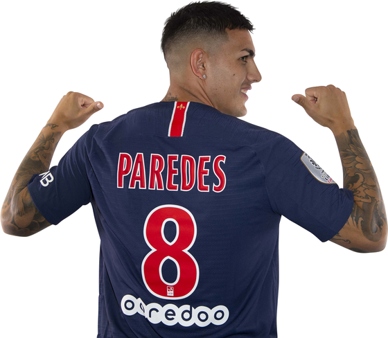 Tiền vệ Leandro Paredes khoe màu áo mới PSG. 