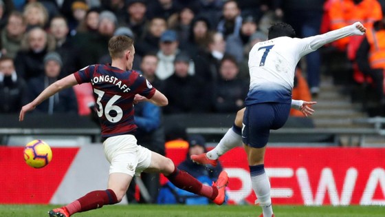 Son Heung-Min tung cú sút sệt qua tay thủ thành Newcastle.