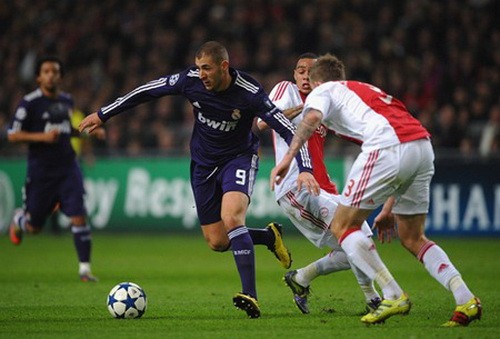 Karim Benzema đi bóng qua hàng phòng thủ Ajax