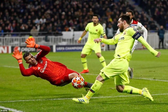 Lionel Messi bất lực trước hàng thủ Lyon.