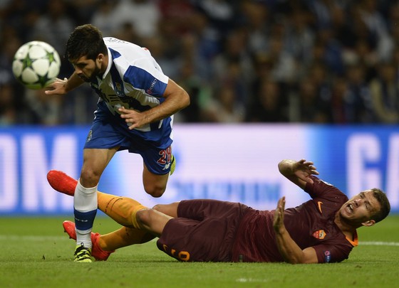 Hậu vệ Felipe (trái, Porto) phạm lỗi với tiền đạo Edin Dzeko (Roma)