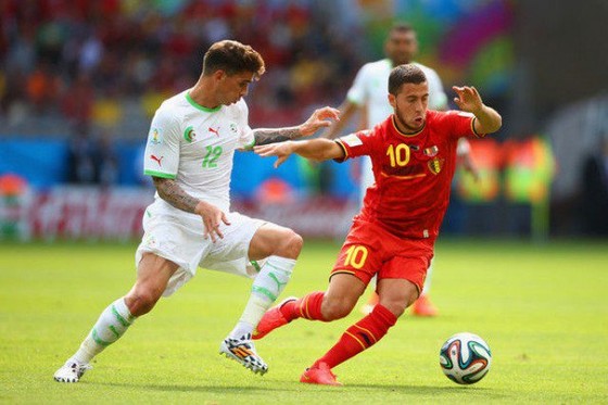 Eden hazard (phải, Bỉ) đi bóng qua hậu vệ tuyển Nga.
