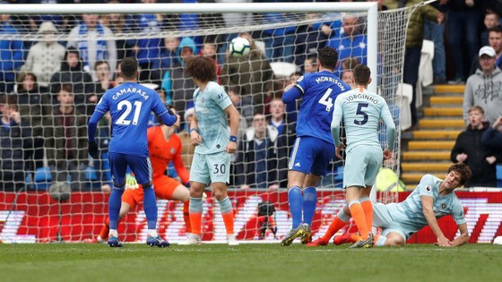 Cardiff City - Chelsea 1-2: Ngược dòng gây tranh cãi và bàn thắng việt vị của Azpilicueta ảnh 7