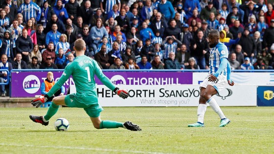 Huddersfield - Man United 1-1, Mbenza khiến Quỷ đỏ giã từ đường đua tốp 4 ảnh 7