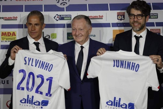 Đưa Juninho và Sylvinho trở lại, Lyon quyết bám đuổi PSG