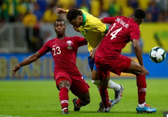 Cú rắc bóng cùa hậu cvệ Qatar khiến FIFA phải bồiu thường cho PSG