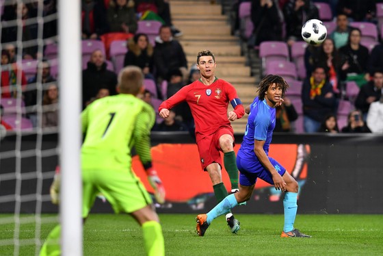 Ronaldo bất lực trước hàng thủ Hà Lan