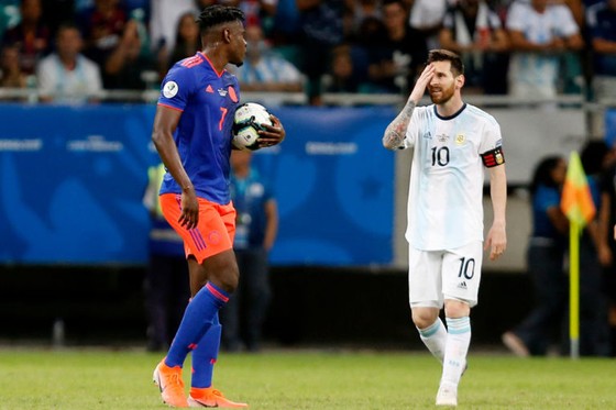 Lionel Messi thất vọng rời sân