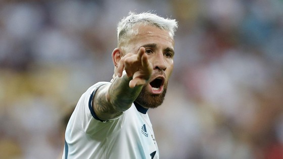 Otamendi thưởng thức trận Siêu kinh điển Argentina - Brazil ảnh 1