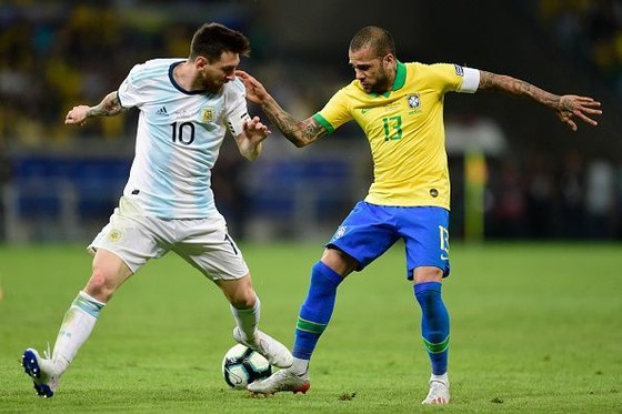HLV Brazil tiết lộ bí quyết vô hiệu hóa Messi ảnh 2