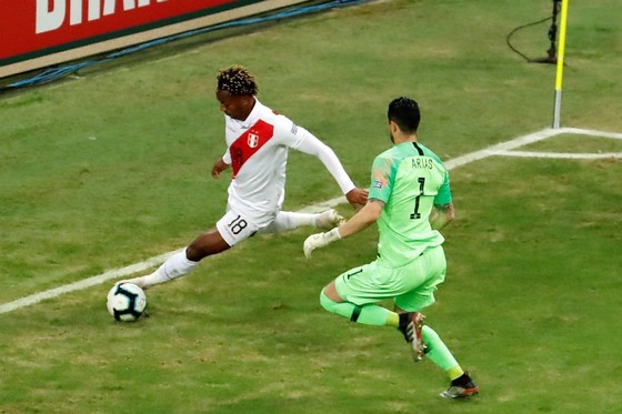 Bán kết Chilê - Peru 0-3: Flores, Yotun và Guerrero hạ bệ nhà vô địch ảnh 7