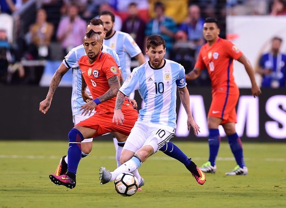 Arturo Vidan (CHilê) và Lionel Messi (Argentina ở chung kết Copa 2016