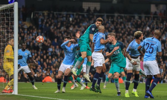 Vì sao Sergio Aguero tranh cãi với Pep Guardiola ảnh 1