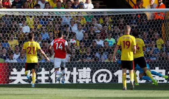 Watford - Arsenal 2-2: Auba ghi cú đúp, Sokratis, Luiz tặng quà Flores ảnh 6 Watford - Arsenal 2-2: Auba ghi cú đúp, Sokratis, Luiz tặng quà Flores ảnh 6