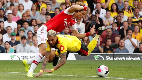 Watford - Arsenal 2-2: Auba ghi cú đúp, Sokratis, Luiz tặng quà Flores ảnh 8 Watford - Arsenal 2-2: Auba ghi cú đúp, Sokratis, Luiz tặng quà Flores ảnh 8