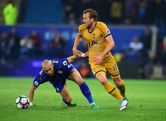 Yohan Benalouane (Leicester City) cố gsắng cản lối Harry Kane (Tottenham)