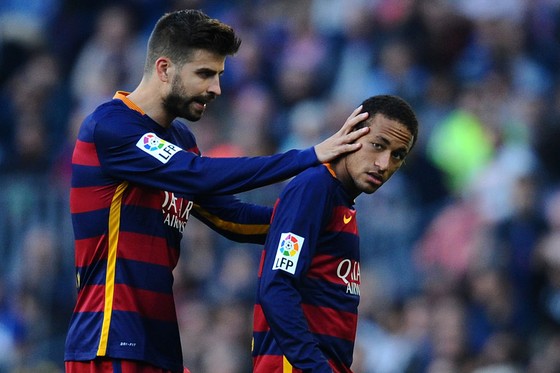 Gerard Pique và Neymar trong màu áo Barca.