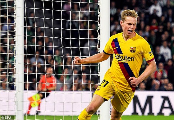 De Jong (Barcelona) mừng bàn thắng