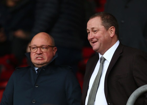 Mike Ashley (phải) vội bán Newcastle với giá 350 triệu euro