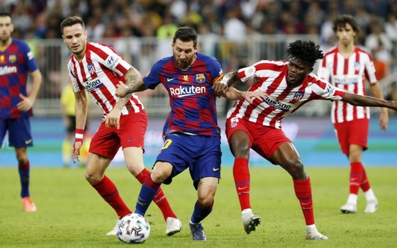 Lionel Messi (Barcelona) đối mặt với thách thức từ chủ nhà Atletico