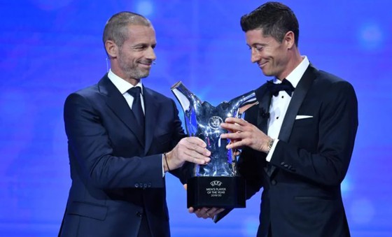 Robert Lewandowski nhận giải thưởng Cầu thủ xuất sắc nhất trong năm