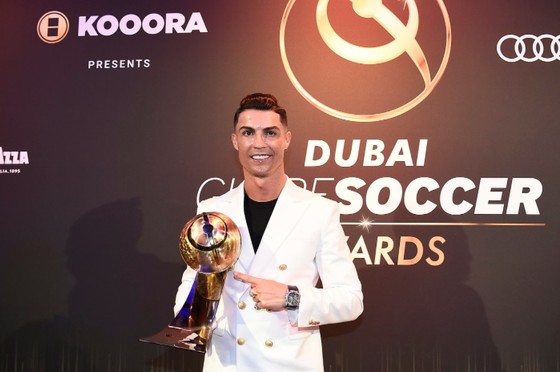 Cristiano Ronaldo nhận giải năm 2019