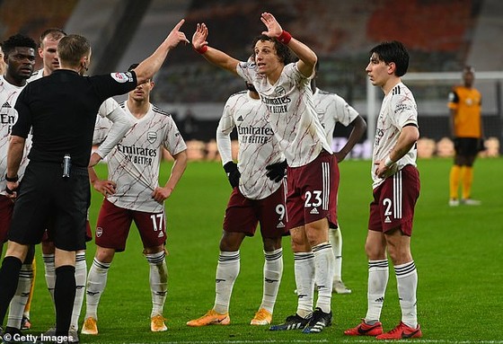 Arsenal sẽ khiếu nại trọng tài chính truất quyền thi đấu của David Luiz ảnh 2 Arsenal sẽ khiếu nại trọng tài chính truất quyền thi đấu của David Luiz ảnh 2