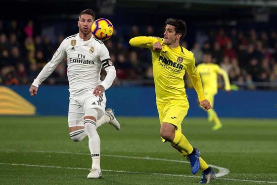 Sergio Ramos (trái) cản phá tiền đạo Villarreal