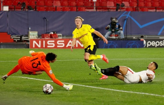 Borussia Dortmund - Sevilla (lượt đi 3-2): Nỗi khiếp sợ Erling Haaland ảnh 1