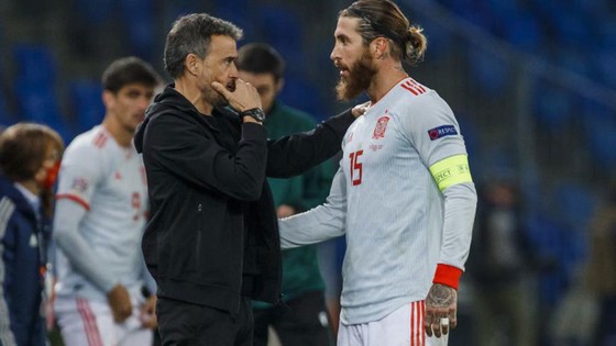 Luis Enrique và đội trưởng Sergio Ramos