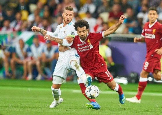 Sergio Ramos và Mo Salah trong trận chung kết năm 2018