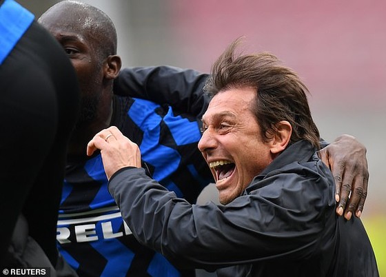 HLV Antonio Conte ăn mừng chiến thắng cùng tiền đạo Lukaku