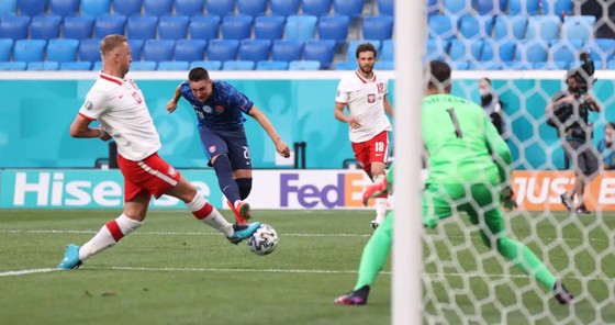 Ba Lan – Slovakia 1-2: Lewandowski mất dạng, Milan Skriniar nhấn chìm 10 cầu thủ Ba Lan ảnh 1