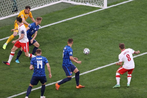 Ba Lan – Slovakia 1-2: Lewandowski mất dạng, Milan Skriniar nhấn chìm 10 cầu thủ Ba Lan ảnh 2