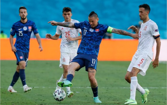 Slovakia - Tây Ban Nha 0-5: Chiến thắng kiểu bật nắp champagne của Luis Enrique