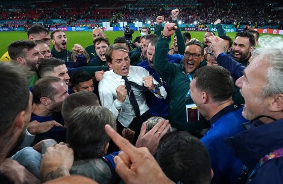 HLV Roberto Mancini ăn mừng chiến thắng