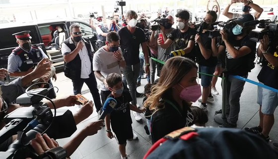 Messi đồng ý gia nhập PSG, cùng vợ con bay sang Paris ảnh 2