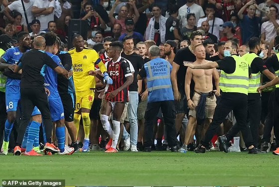 Bạo động trong trận Nice – Marseille, CĐV tràn vào sân tấn công Dimitri Payet, trọng tài phải hủy trận đấu ảnh 2 Bạo động trong trận Nice – Marseille, CĐV tràn vào sân tấn công Dimitri Payet, trọng tài phải hủy trận đấu ảnh 2