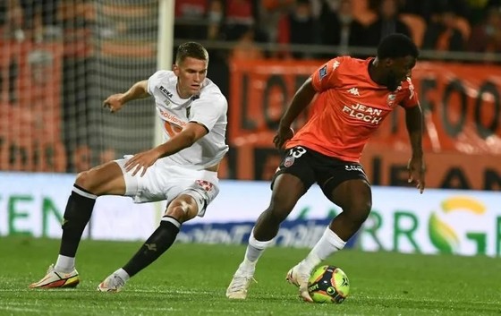 Terem Moffi (phải, Lorient) ghi bàn thắng muộn, hạ gục nhà vô địch
