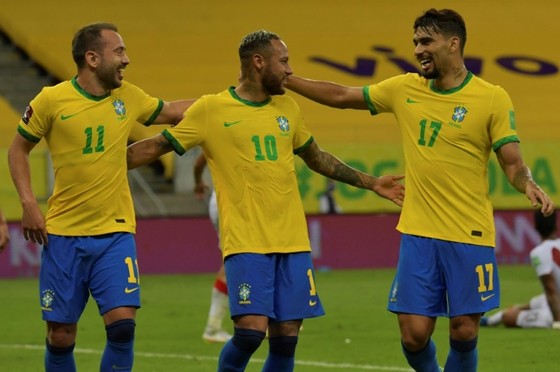 Neymar (giữa) sẽ bỏ lỡ trận Venezuela