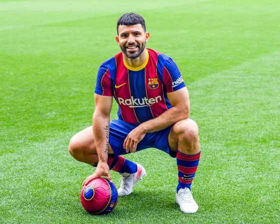 Aguero trở lại sân tập ở Barca và sẵn sàng ra mắt trong trận Siêu kinh điển ảnh 1