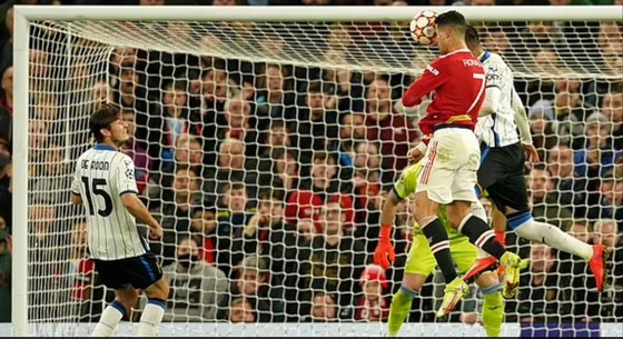 Ronaldo khẳng định Man United 'không bao giờ bỏ cuộc' sau câu chuyện cổ tích ở Old Trafford ảnh 2