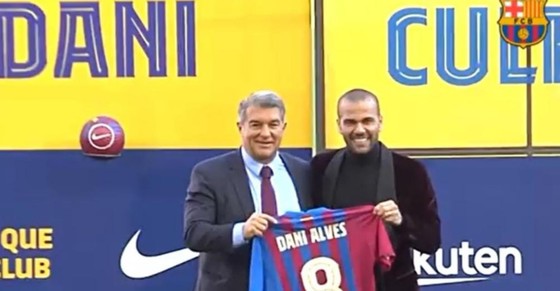 Chủ tịch Laporta giới thiệu Dani Alves trên sân Camp Nou
