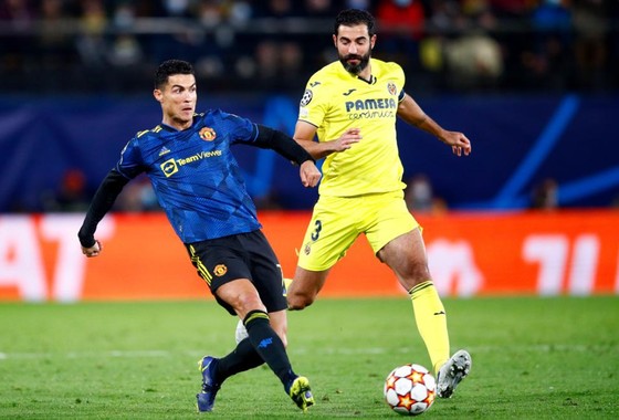 Ronaldo và Sancho giúp Quỷ đỏ đánh chìm Tàu ngầm vàng ảnh 1