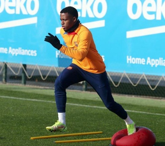 Barcelona xác nhận thần đồng Ansu Fati sẽ không phải phẫu thuật ảnh 1