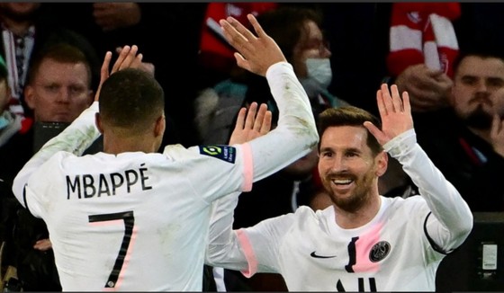 Kylian Mbappe mừng bàn thắng cùng Lionel Messi