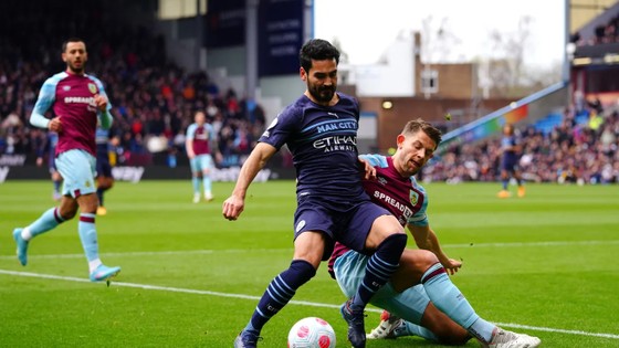 Manchester City tái chiếm ngôi đầu sau trận thắng dễ Burnley ảnh 2