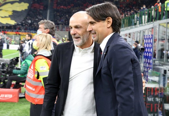 HLV Pioli (trái) và đồng nghiệp Inzaghi (Inter Milan)